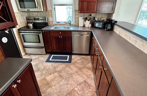 North End Cottage | Private Cottage - Huge Fenced Yard - Bay Views!