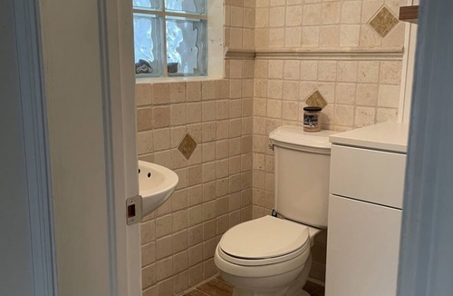 Hollywood Lakes Cottage | Private cottage with pool view and close to the beach