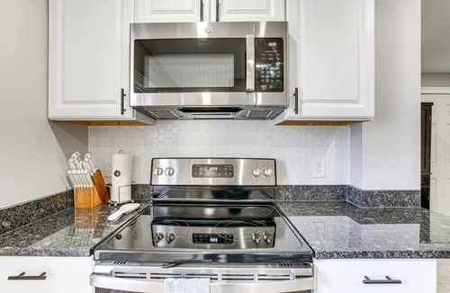 Lynn House | Private Entire Home 2BR 2BTH Quite Area with parking/Pet Friendly with a fee