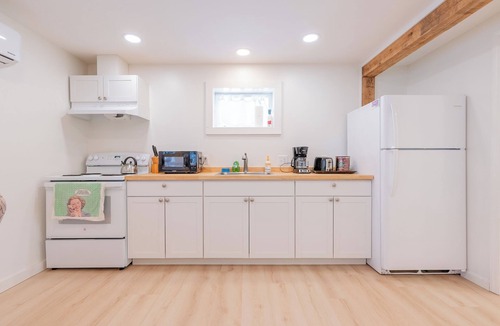 Floyd House | Private Floyd getaway with deck views, full kitchen, washer and dryer, and cozy sleeping spaces.
