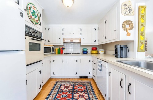 West Dennis Cottage | Private Gated Wrinkle Point Retreat, Walk to W Dennis Beach, 3BR Coastal Escape