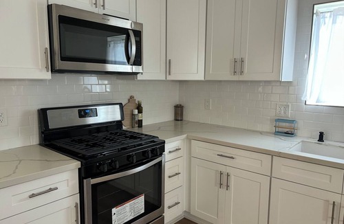 Miracle Mile Apartment | Private Guest House in Miracle Mile