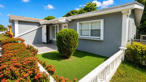 Lauderdale Lakes House | Private Guest Suite with Separate Entrance & Kitchen