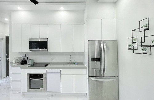 Hollywood House | Private Hollywood Guest suite, 1 bedroom, full kitchen, full bathroom