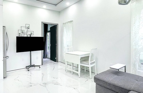 Hollywood House | Private Hollywood Guest suite, 1 bedroom, full kitchen, full bathroom