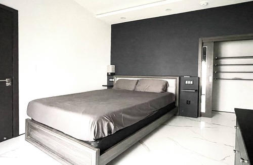 Hollywood House | Private Hollywood Guest suite, 1 bedroom, full kitchen, full bathroom
