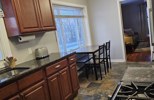 Albany House | Private home all to yourself, shopping, dining, hospitals and colleges.