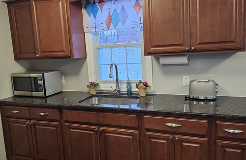 Albany House | Private home all to yourself, shopping, dining, hospitals and colleges.