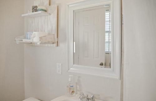 Central Oakland Park Apartment | Private Home, KING Room- Pool & Patios - Near Beaches & Dining