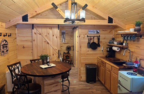Town of Hope Cabin | Private Hot Tub Cabin, River Front!