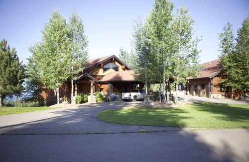 Lakeside House | Private Luxury on 8acers with Amazing views and Spacious Accommodations