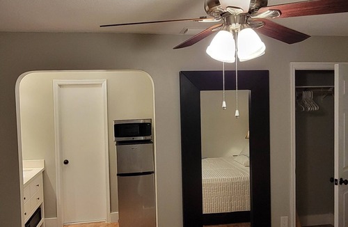 Hallandale Beach Apartment | Private Nook in Hallandale/Aventura. Centered to the Beaches & Downtowns