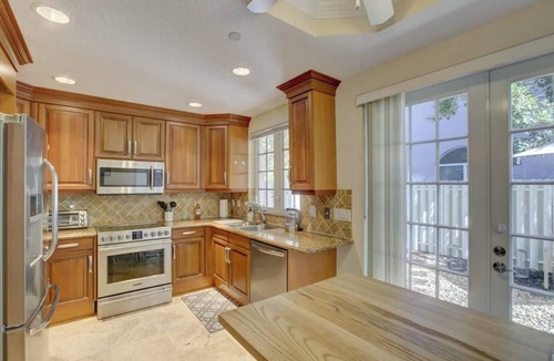 Colee Hammock House | Private Patio ~ Cali King Bed ~ Sleeps 5