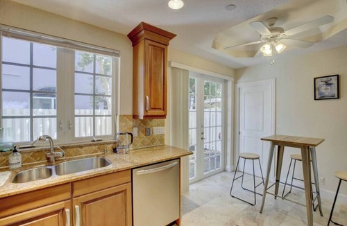 Colee Hammock House | Private Patio ~ Cali King Bed ~ Sleeps 5
