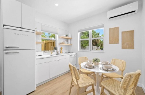 Parrot Cove Apartment | Private Patio! Near beach -TV in bedroom - Villa 4