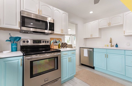 Pompano Beach House | Private Pool, Bar, Putt Green, Jet Tub, King Bed, quiet town 5min drive to beach