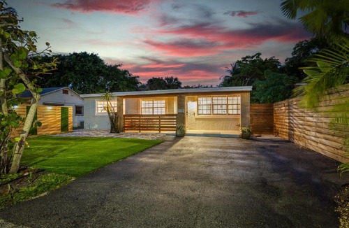 Middle River Terrace House | Private Pool Patio Games BBQ Family Fun
