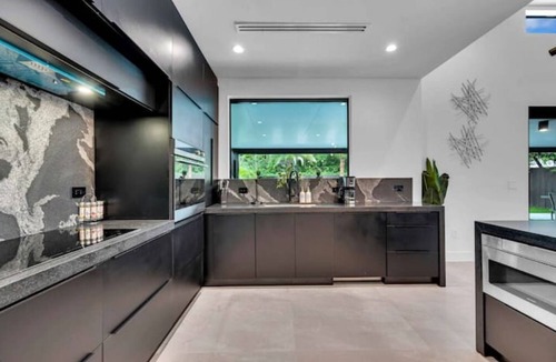 Buena Vista House | Private Pool Villa Wynwood BBQ Grill