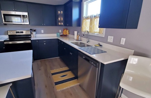 Issue House | Private Retreat Bungalow-One Level, 2 blocks from Beach w/Porch & Deck