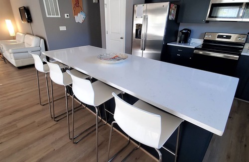 Issue House | Private Retreat Bungalow-One Level, 2 blocks from Beach w/Porch & Deck