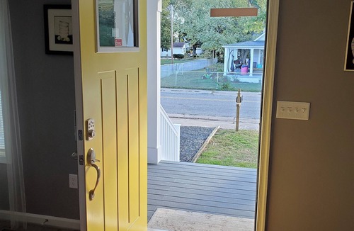 Issue House | Private Retreat Bungalow-One Level, 2 blocks from Beach w/Porch & Deck