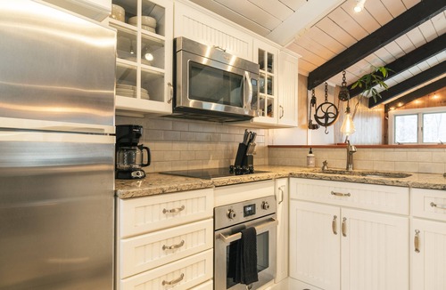 Bartlett Ski Chalet | Private River access and 2 miles to Storyland. Pet Friendly!