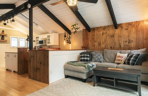 Bartlett Ski Chalet | Private River access and 2 miles to Storyland. Pet Friendly!