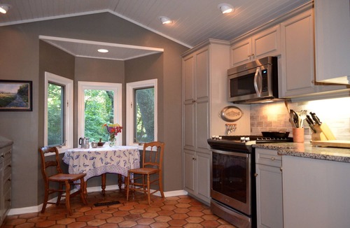 Roseland Cottage | Private Riverfront Mountain Escape, 5BR Cabin + Firepit + game room.