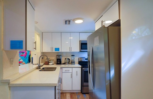 Little Haiti House | Private room at little Haiti with free parking
