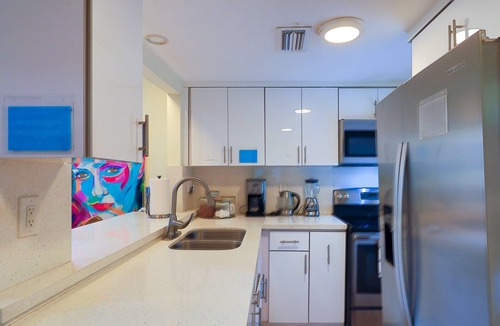 Little Haiti House | Private room at little Haiti with free parking