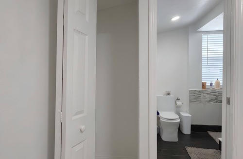 Driftwood House | Private Room w/Private Bath Near Hard Rock & Airport