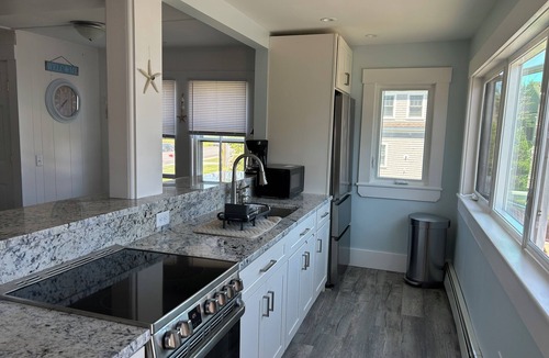 Rye Apartment | Private Rye Beach getaway with 3 bedrooms across two units, ideal for couples or families. Enjoy private beach access, ocean views, fast Wi-Fi, and walk to Petey’s Famous Seafood—steps from the sand and coastal dining.