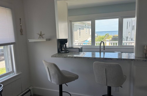 Rye Apartment | Private Rye Beach getaway with 3 bedrooms across two units, ideal for couples or families. Enjoy private beach access, ocean views, fast Wi-Fi, and walk to Petey’s Famous Seafood—steps from the sand and coastal dining.