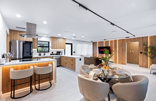 Fort Lauderdale House | Private Screened Pool + Firepit Lounge | 8 Mins to Beach | Soleil Oasis