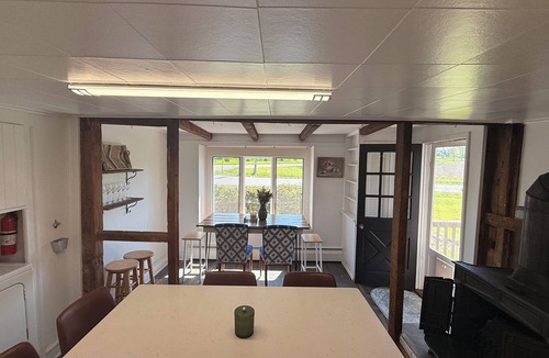 Sennett House | Private Skaneateles 4 bedroom farmhouse with Hot Tub!