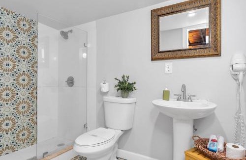 Coral Way Apartment | Private Studio Cabin steps from Calle 8