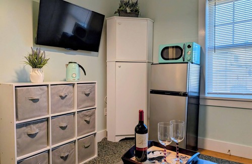 Yachting Village Condo | PRIVATE Studio-Full Bath "1750 John Sullivan House" Downtown-Historic Thames St