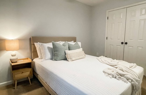 Denton House | Private townhouse for the entire family! Easy commute to the bay and beaches!