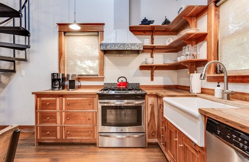Fredericksburg Cottage | Private Wellness retreat|Hottub|Sauna|Prime loc