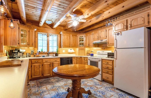 Bethel Cabin | Pucky Pines: 5 mins to Bethel Woods w/Hot Tub!
