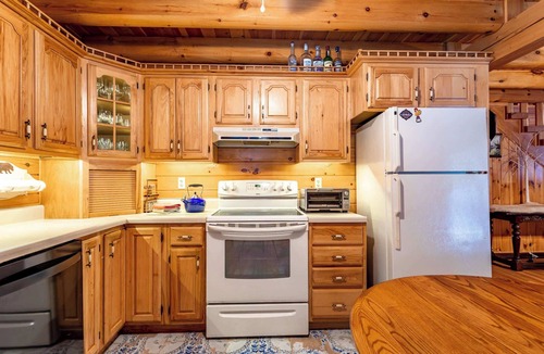 Bethel Cabin | Pucky Pines: 5 mins to Bethel Woods w/Hot Tub!