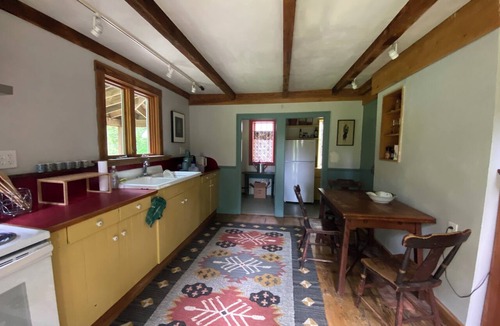 Dartmouth House | Quaint 2-bedroom house in South Dartmouth historic area perfect for summer stay