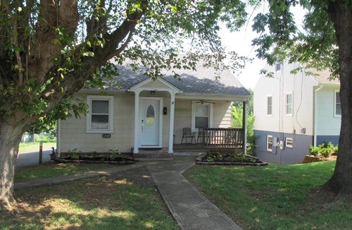 Woolen Mills House | Quaint and Cozy, 2 Bed, I Bath, Full Kitchen Cottage with Off Street Parking