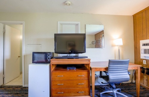 Natural Bridge Apartment | Queen Bed|Non-Smoking