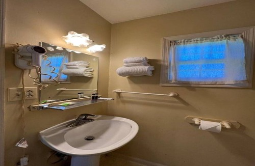 Natural Bridge Apartment | Queen Bed Non-Smoking