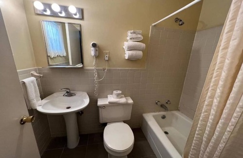 Natural Bridge Apartment | Queen Bed|Smoking|Natural Bridge