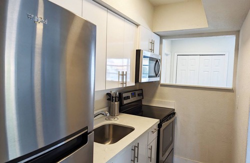 Deerfield Beach Apartment | Queen Bed + Twin 1 Block to Beach Heated Pool