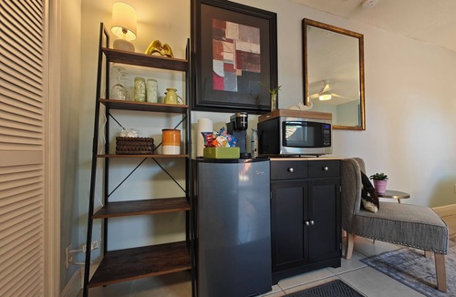 Wilton Manors House | Queen. Minutes to Wilton drive. Private entrance and bathroom