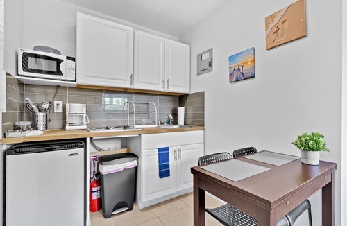 Croissant Park Apartment | Queen sized-bed, kitchenette, free parking and wifi, hot tub, BBQ, porch, patio.