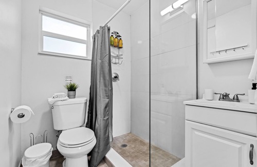 Croissant Park Apartment | Queen sized-bed, kitchenette, free parking and wifi, hot tub, BBQ, porch, patio.